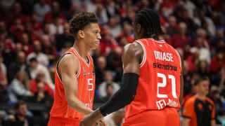 שחקן הפועל ת"א קסלר אדוארדס עם טאי אודיאסי