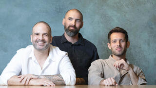 רז, ארז ועידן. "כשצריך שלושתנו יודעים להפשיל שרוולים וללכלך את הידיים" | צילום: עוז מועלם