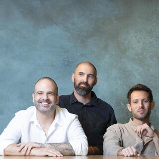 רז, ארז ועידן. "כשצריך שלושתנו יודעים להפשיל שרוולים וללכלך את הידיים" | צילום: עוז מועלם