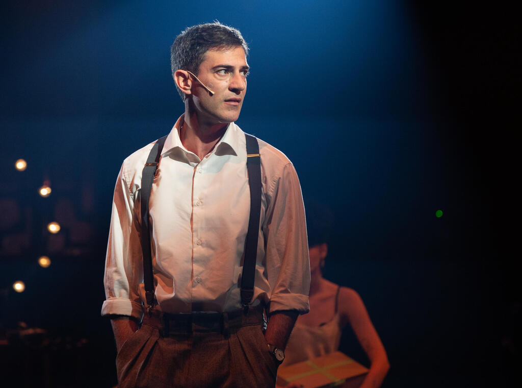 Надав Найтс (Клифф) в мюзикле "Кабаре" (Фото: Моше Читиат) "Кабаре"