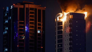 יירוט יירוטים שיגורים תל אביב איראן מבצע שאגת הארי פיצוץ עשן עולה מבניין בוער שנפגע מתקיפת רחפן איראנית, לאחר שישראל וארה"ב פתחו בתקיפות על איראן