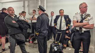 צוות אוויר של חברת דלתא ממתינים במרחב המוגן בנתב"ג