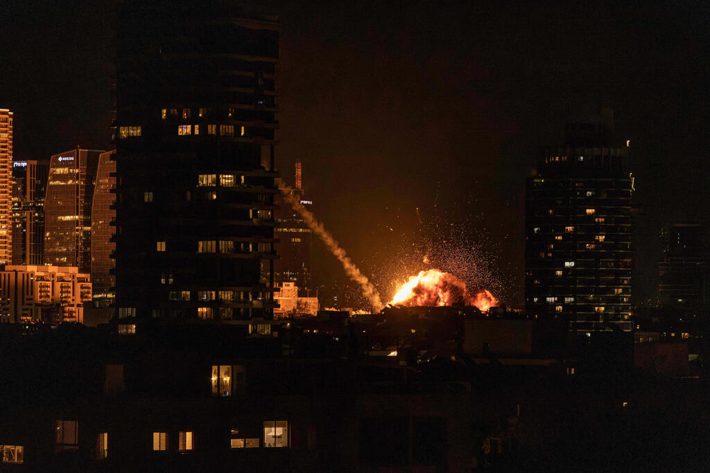 Missile attack on Tel Aviv, direct hit during Operation Roaring Lion (Photo: by JOHN WESSELS / AFP) נפילה מתקפת טילים על תל אביב פגיעה ישירה מלחמת מלחמה מבצע שאגת הארי פיצוץ