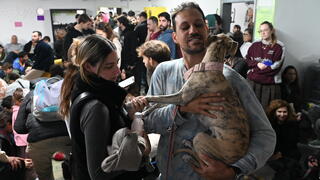 אנשים במקלט בתל אביב