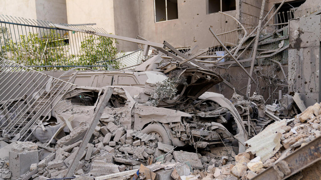 הריסות מבנה שניזוק בתקיפה הישראלית