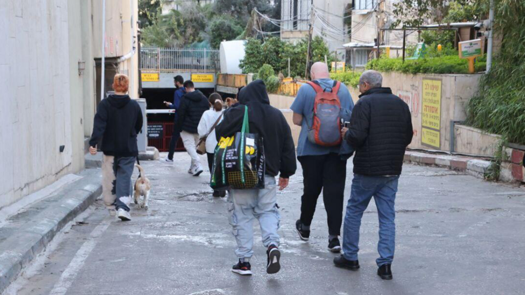 אזרחים במקלט