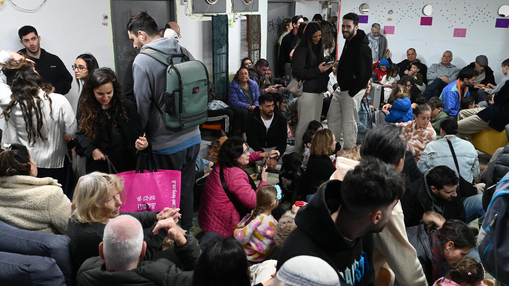 אנשים במקלט בתל אביב