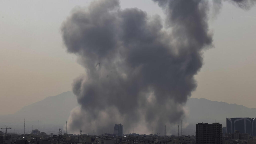 Smoke rises over Tehran after Israeli strikes (Photo: ATTA KENARE / AFP) טהרן איראן עשן תקיפות