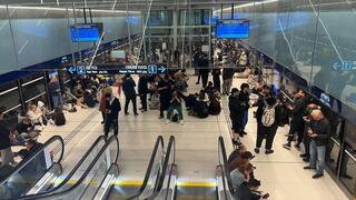 תושבים בתחנה תת קרקעית בתל אביב של הרכבת הקלה