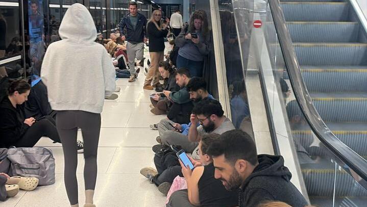 תושבים בתחנה תת קרקעית בתל אביב של הרכבת הקלה