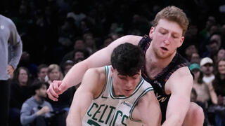 שחקן ברוקלין נטס דני וולף מול שחקן בוסטון סלטיקס הוגו גונסאלס