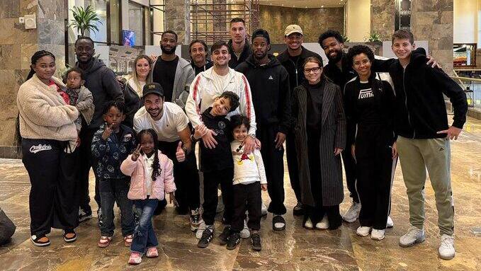 שחקני הפועל ת"א הזרים ובני משפחותיהןם במלון בירדן