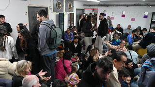 אנשים במקלט בתל אביב