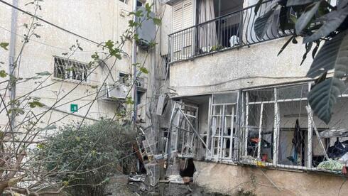 פגיעת רסיסי טיל במבנה במחוז דן