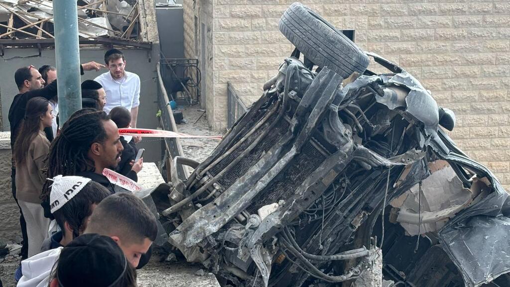 Missile strike in Beit Shemesh (Photo: Gil Yohanan) פגיעה ישירה במקלט של טיל ששוגר מאיראן בבית שמש