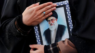 טהרן איראן אישה בוכה אחרי חיסול עלי חמינאי