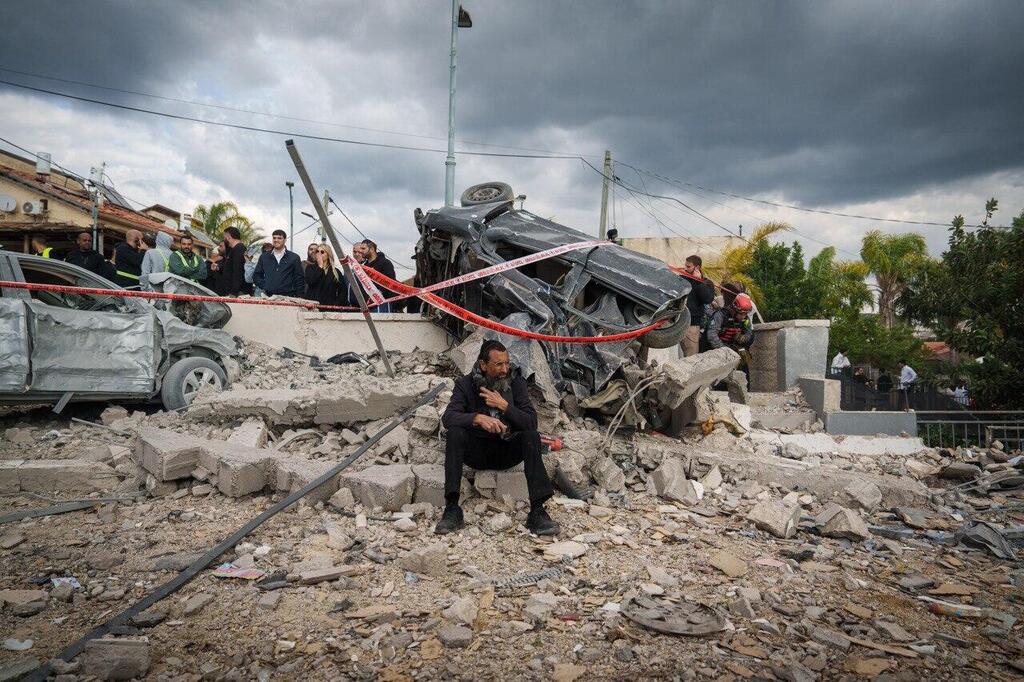 Rescue efforts at the missile impact scene in Beit Shemesh (Photo: Shalev Shalom) זירת הפגיעה בבית שמש