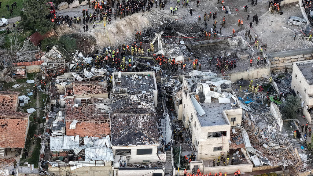 טראמפ: המבצע מתקדם מהר מהמתוכנן; 11 נעדרים בזירה בבית שמש, הסריקות נמשכות