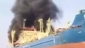 מכלית ספינה ש איראן טוענת כי התקיפה כשניסתה לחצות את מצר הורמוז