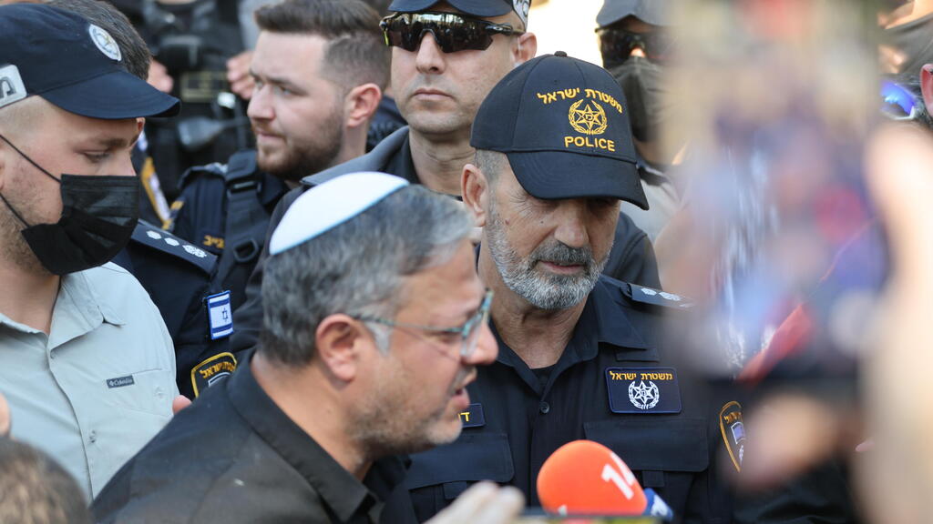 Бен-Гвир с офицерами полиции в Тель-Авиве (Фото: Ярив Кац) בן גביר בהצהרה בזירת הפגיעה בתל אביב