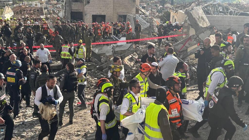 Recovering bodies from the scene of the Iranian missile strike (Photo: Gil Yohanan) תיעוד מזירת הפגיעה בבית שמש