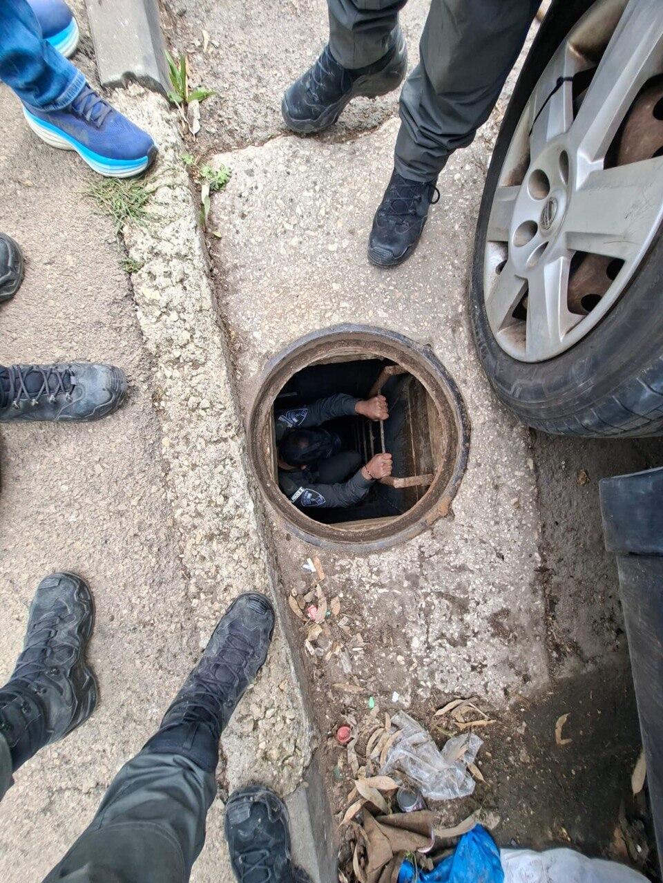 A manhole in Beit Hanina opened by Border Police reveals a tunnel fitted with metal rungs and a ladder, allegedly used to bypass the security barrier (Photo: Police) לוחמי מג״ב איתרו מנהרה חוצה משטחי איו״ש לשטחי ישראל בירושלים