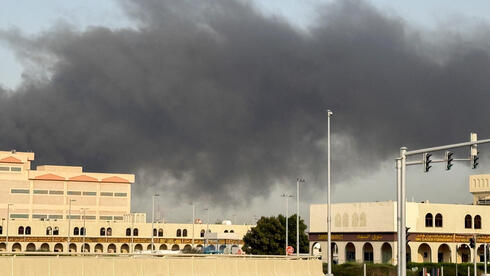 עשן מיתמר מנמל זייד ב אבו דאבי איחוד האמירויות