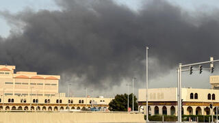עשן מיתמר מנמל זייד ב אבו דאבי איחוד האמירויות