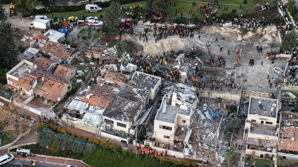 Photo: Ilan Rosenberg/ Reuters זירת הפגיעה בבית שמש