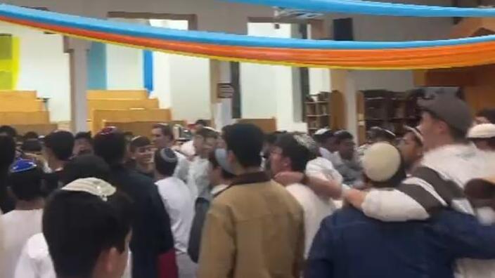 תלמידי ישיבת בני עקיבא אור עציון חוגגים אחרי חיסול חמינאי