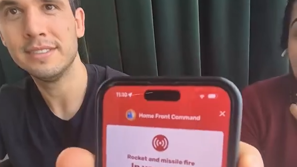 תייר מברזיל עם אפליקציית פיקוד העורף