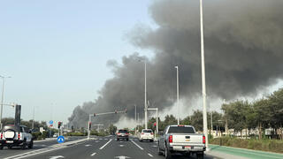 עשן מיתמר מנמל זייד ב אבו דאבי איחוד האמירויות