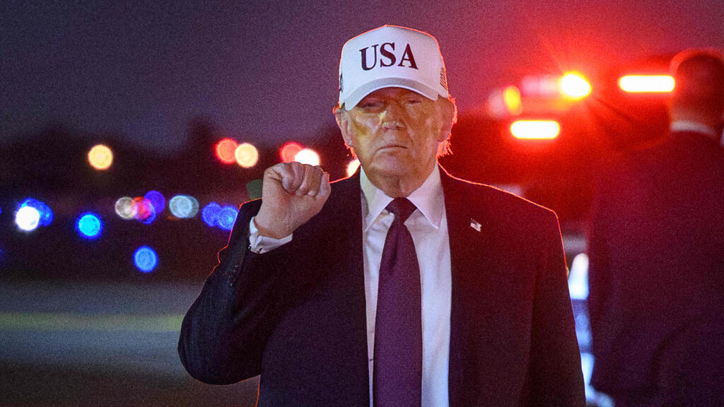 Donald Trump (Photo: Mandel Ngan/ AFP) נשיא ארצות הברית דונלד טראמפ יורד ממטוס אייר פורס 1, פברואר 2026