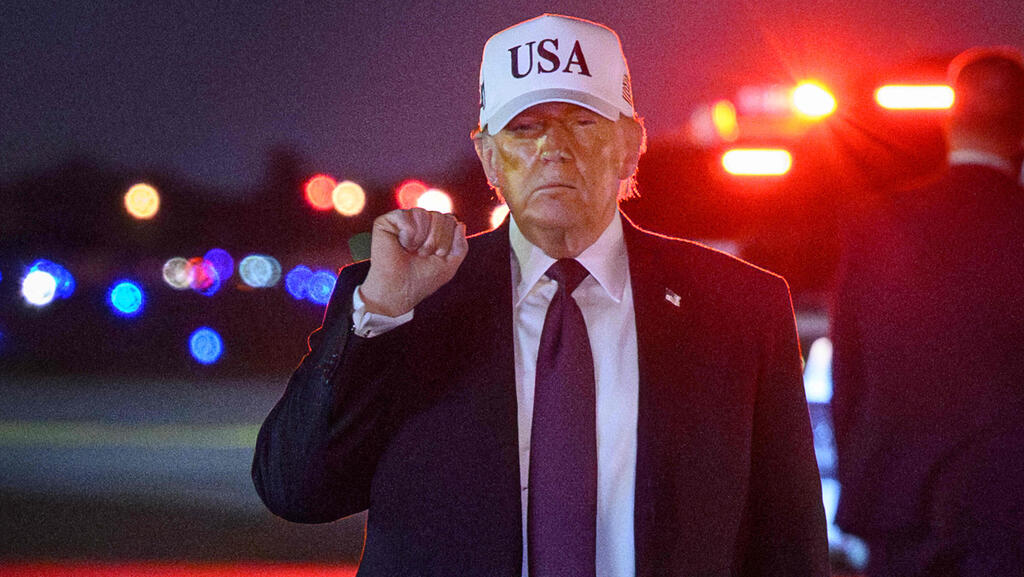 נשיא ארצות הברית דונלד טראמפ יורד ממטוס אייר פורס 1, פברואר 2026