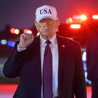 נשיא ארצות הברית דונלד טראמפ יורד ממטוס אייר פורס 1, פברואר 2026