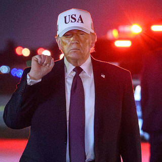 נשיא ארצות הברית דונלד טראמפ יורד ממטוס אייר פורס 1, פברואר 2026