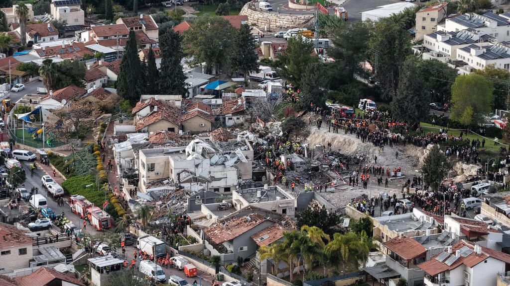 Место падение ракеты в Бейт-Шемеше (Фото: REUTERS/Ilan Rosenberg) זירת הפגיעה בבית שמש
