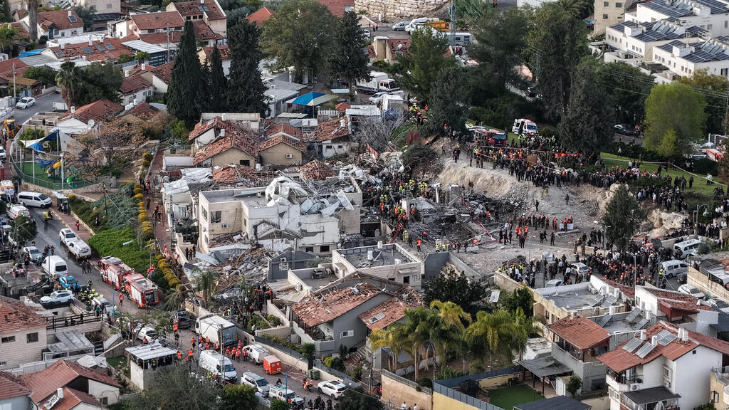 The scene of the Iranian missile hit (Photo: Ilan Rosenberg/ Reuters) זירת הפגיעה בבית שמש