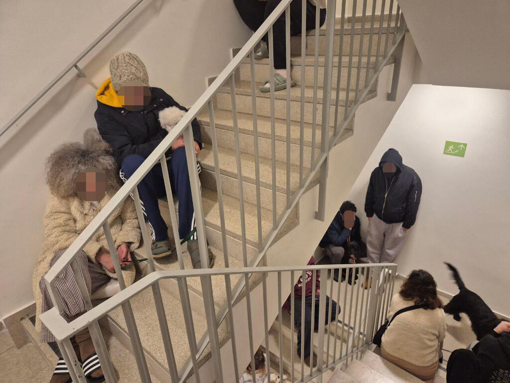 חדר מדרגות בתל אביב בזמן האזעקות