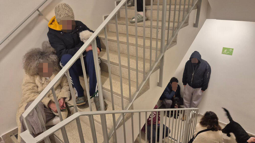 חדר מדרגות בתל אביב בזמן האזעקות