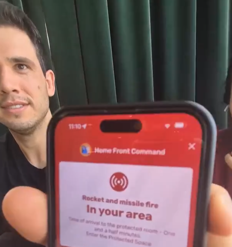 A tourist from Brazil with the Home Front Command app (Photo: Assaf Kamar) תייר מברזיל עם אפליקציית פיקוד העורף