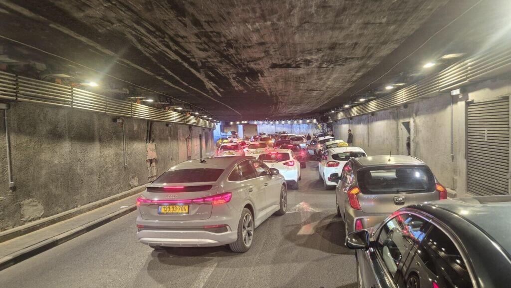 רכבים עוצרים בצד הדרך במנהרת לגוורדיה בזמן אזעקה ע"מ להתמגן\