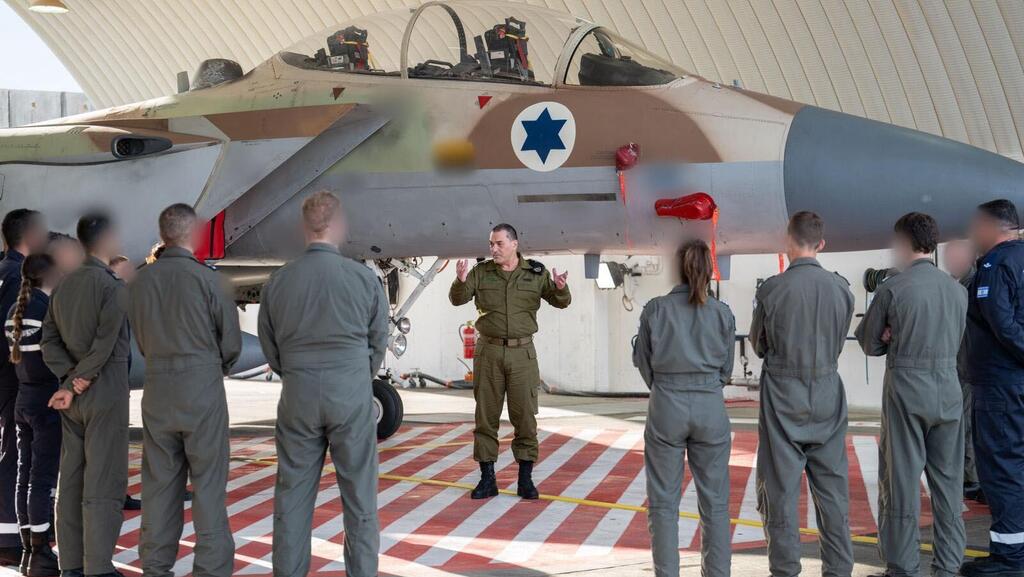 הרמטכ״ל עם צוותי אוויר וקרקע בבסיס חצרים בשבוע שקדם למבצע