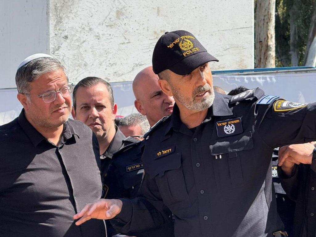 המפכ"ל דניאל לוי ובן גביר בסיור בזירות הפגיעה בתל אביב