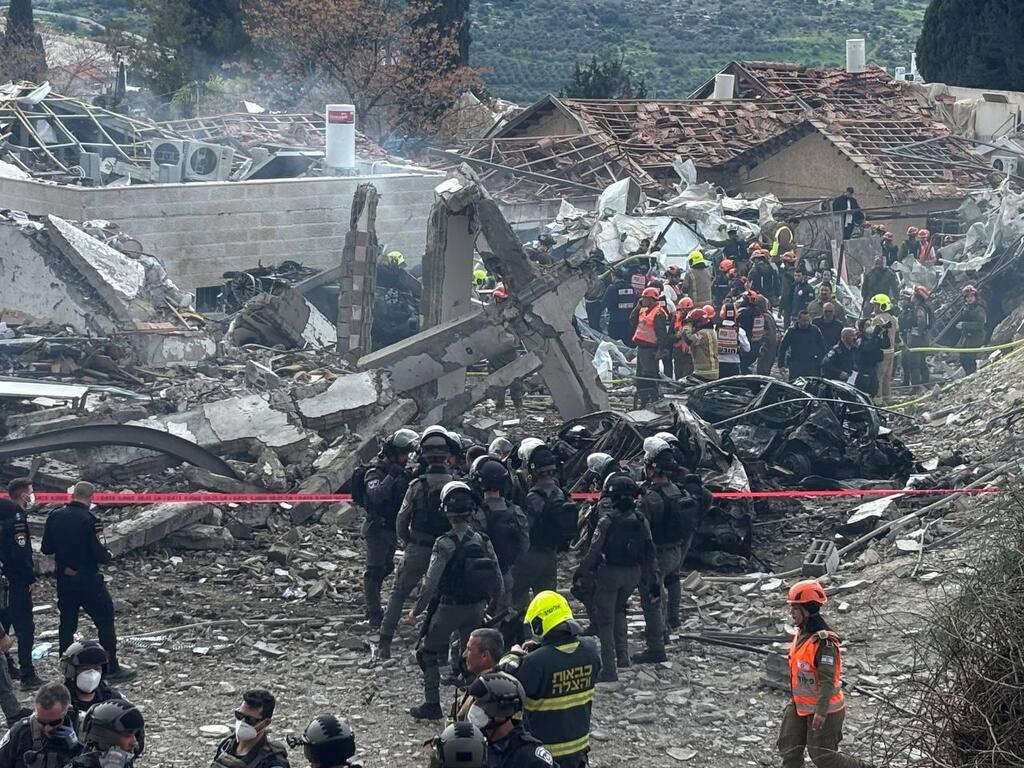 Попадание ракеты в Бейт-Шемеше (Фото: Гиль Йоханан) פגיעה ישירה במקלט של טיל ששוגר מאיראן בבית שמש