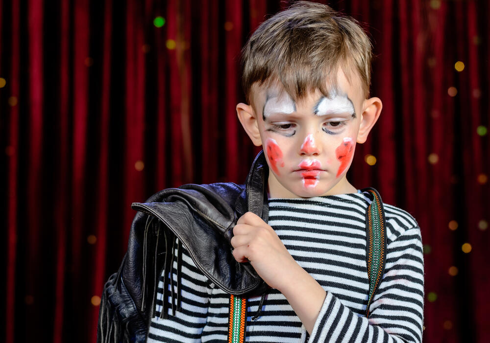 What do we tell them? (Photo: Shutterstock) ילד עצוב בתחפושת