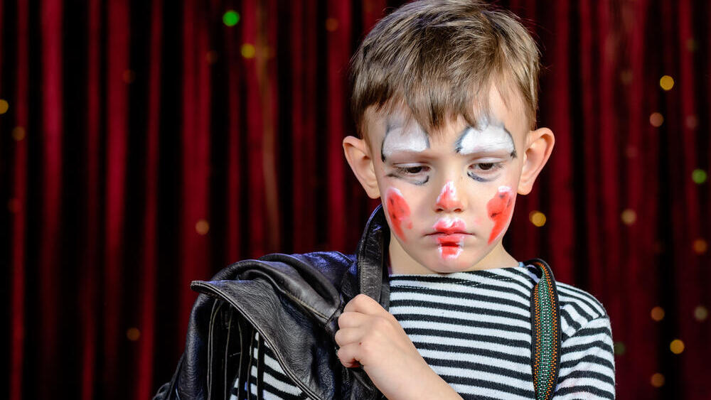 Фото: shutterstock ילד עצוב בתחפושת