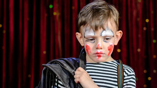 ילד עצוב בתחפושת