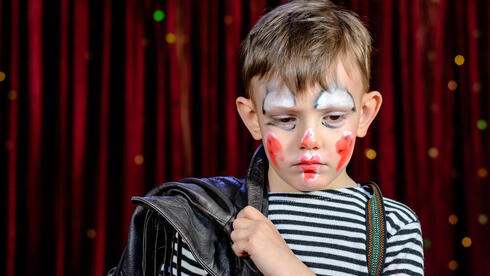 ילד עצוב בתחפושת