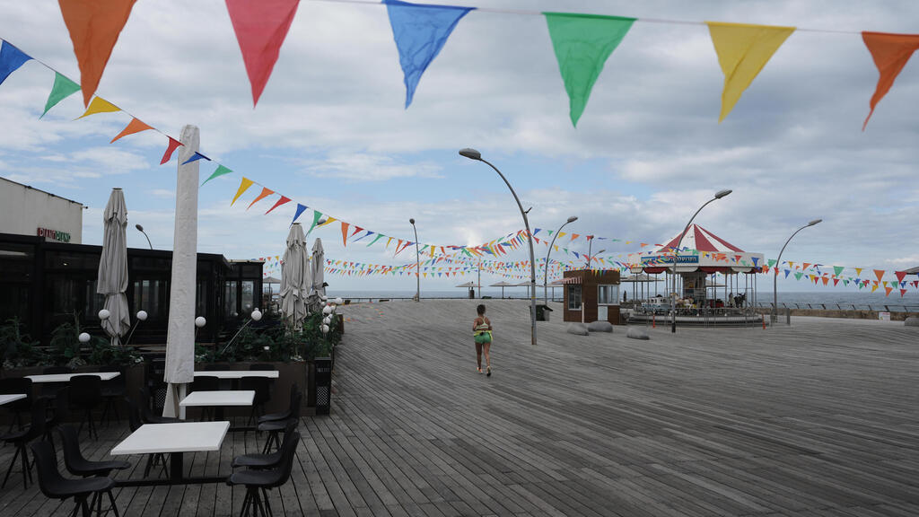 Tel Aviv Port during the war (Photo: AP Photo/Oded Balilty) נמל תל אביב בימי המלחמה